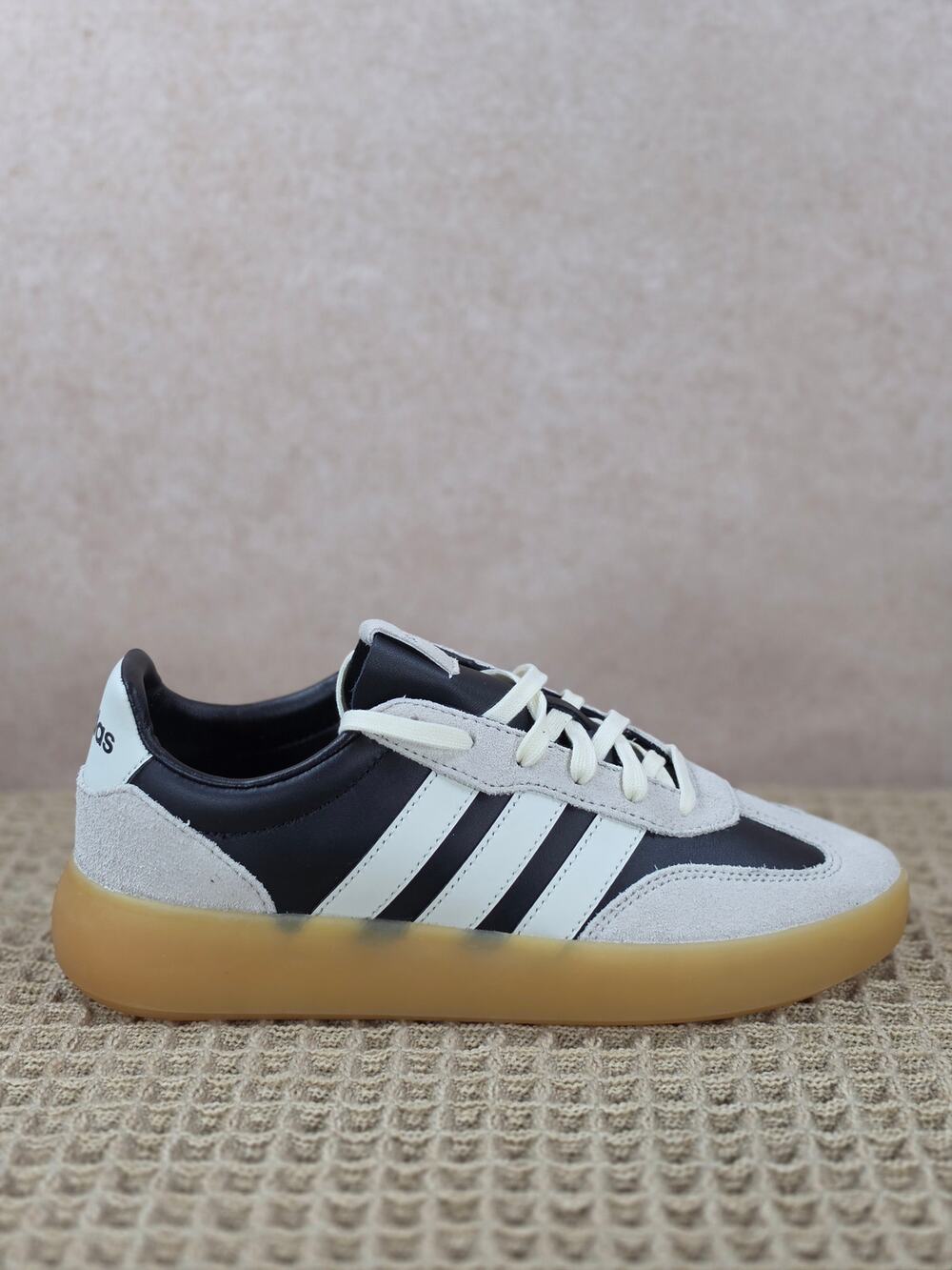Adidas Barreda Decode Lux JR3530 Women’s 8.5 Black White Gum – Brand New